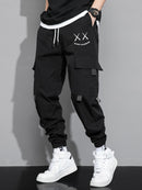 Calça cargo masculina com estampa de letras e bolso com aba e cordão na cintura