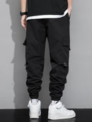 Calça cargo masculina com estampa de letras e bolso com aba e cordão na cintura