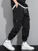 Calça cargo masculina com estampa de letras e bolso com aba e cordão na cintura
