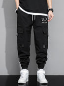 Calça cargo masculina com estampa de letras e bolso com aba e cordão na cintura