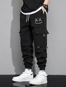 Calça cargo masculina com estampa de letras e bolso com aba e cordão na cintura