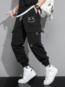 Calça cargo masculina com estampa de letras e bolso com aba e cordão na cintura