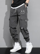 Calça cargo masculina com estampa de letras e bolso com aba e cordão na cintura