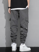 Calça cargo masculina com estampa de letras e bolso com aba e cordão na cintura