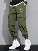Calça cargo masculina com estampa de letras e bolso com aba e cordão na cintura