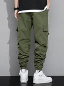 Calça cargo masculina com estampa de letras e bolso com aba e cordão na cintura