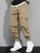 Calça cargo masculina com estampa de letras e bolso com aba e cordão na cintura