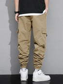 Calça cargo masculina com estampa de letras e bolso com aba e cordão na cintura
