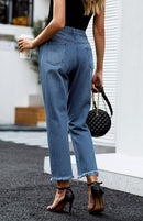 Jeans skinny feminino de cintura alta modelando totalmente