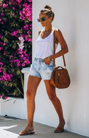 Short jeans feminino com estampa de pentagrama e desfiado rasgado