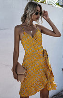Vestido de praia estampado com babados e amarração