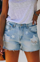 Short jeans feminino com estampa de pentagrama e desfiado rasgado