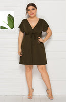 Vestido feminino plus size profundo em V sólido