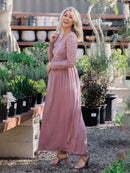 Vestido feminino maxi para gestante com decote adornado em renda e mangas compridas
