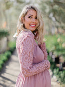 Vestido feminino maxi para gestante com decote adornado em renda e mangas compridas