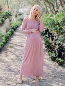 Vestido feminino maxi para gestante com decote adornado em renda e mangas compridas